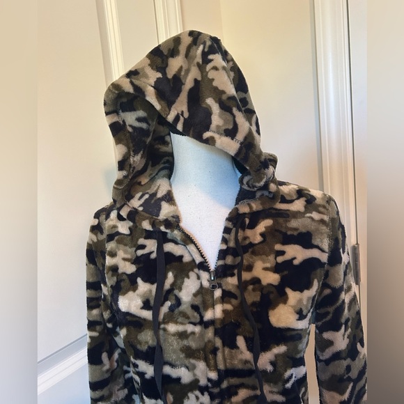 Super soft and comfy fury fuzzy camo zip up sweatshirt with hood - Picture 4 of 5